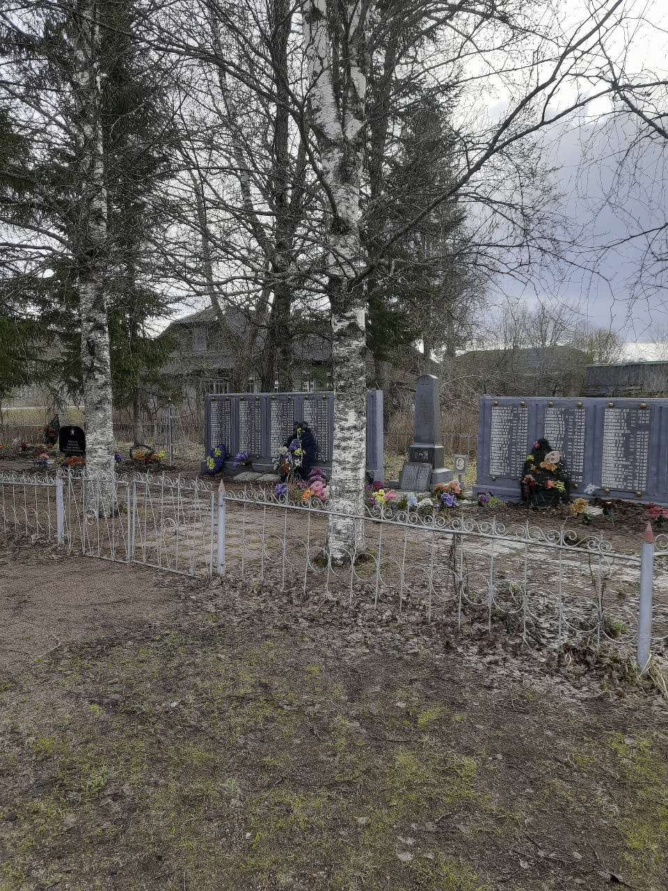 Братское захоронение  советских воинов и партизан, погибших в 1941-1944 гг.